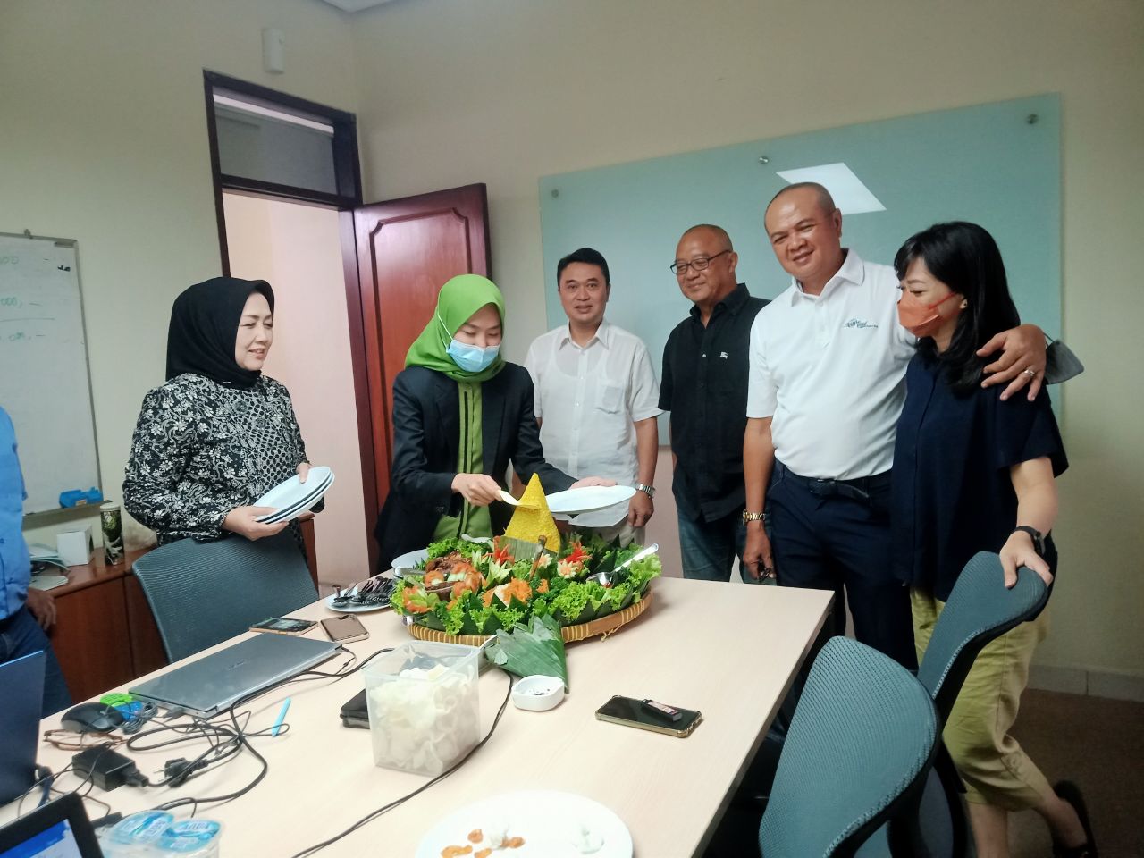 Tasyakuran Hari Ulang Tahun Bapak Ir. Hanny Ridwan Gunadharma ( Komisaris ) dan Bapak Irwan Suprihatin, SE ( Direktur Utama) di Kantor BPRTAS